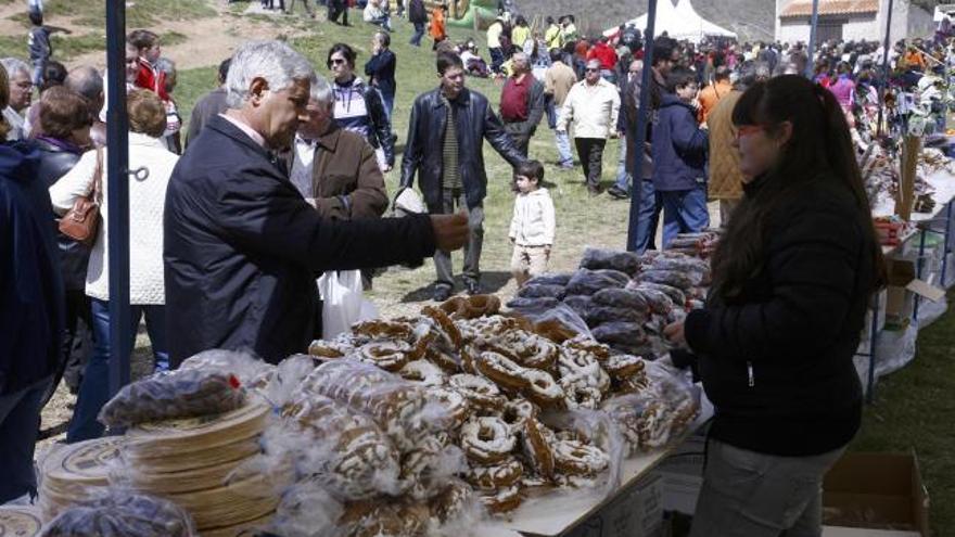 Uno de los puestos de dulces ubicados en la campa de Valderrey