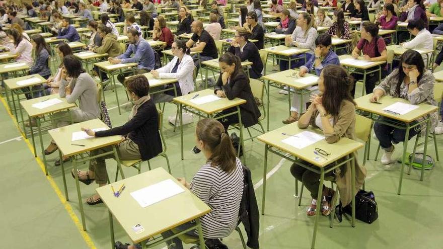 Opositores realizan las pruebas para acceder a una plaza de docente en Galicia.