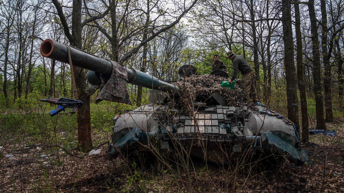 Soldados ucranianos preparan un tanque cerca de la ciudad de Bajmut, en la región de Donetsk.
