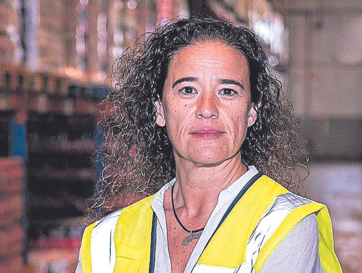Yasmina Betancor, responsable del centro logístico de HiperDino en Lanzarote.