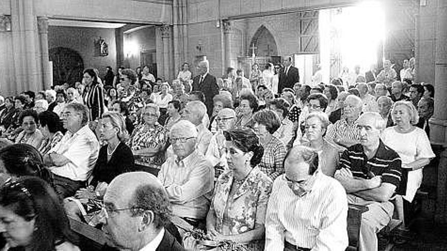 Asistentes al funeral por Luis Caso en la iglesia de la Asunción.