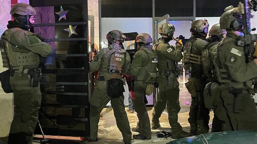 Efectivos de la agencia antidroga en un operativo en un club nocturno ubicado en Colorado Springs, Estados Unidos