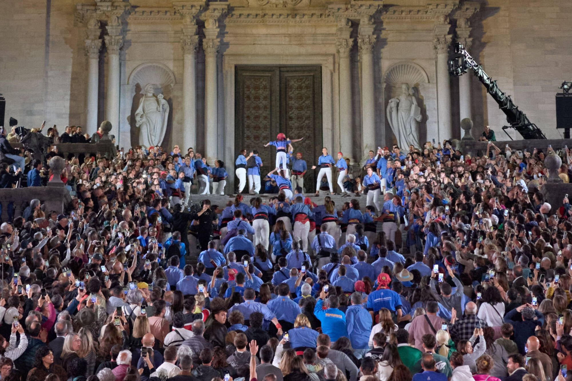 Les imatges de la pujada del pilar de 4 a les escales de la Catedral
