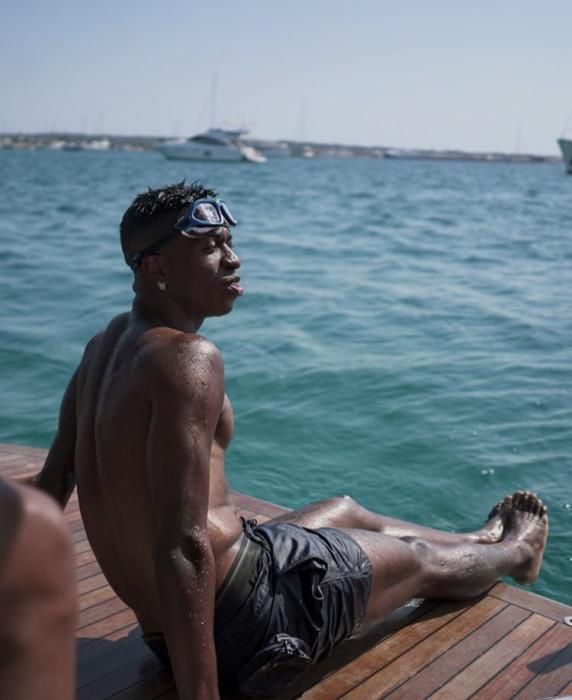 Vinicius, joven jugador del Real Madrid, en un yate de lujo.