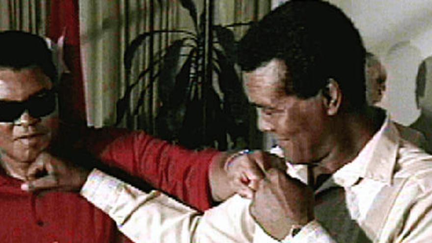 Teófilo Stevenson (derecha) junto a Muhammad Ali.