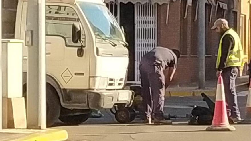 Los operarios contratados por ONO han reparado esta mañana la trampilla del cruce de las calles Riu Ebre y Michalovce de Vila-real.
