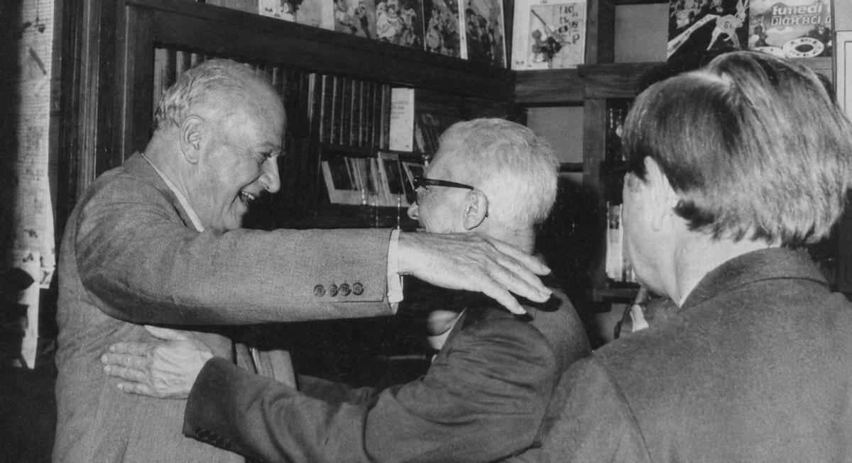 Ramon Canet rebent Josep Tarradellas a la llibreria, el 1979.
