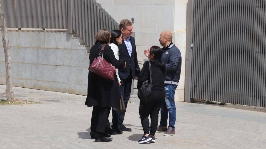 El presunto traficante conversa con sus abogados tras quedar en libertad. | I. CABANES