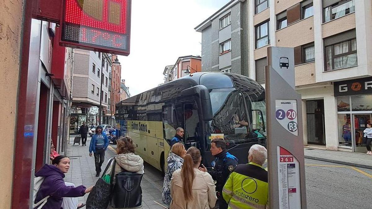VÍDEO: Un hombre se planta en la carretera y paraliza durante media hora uno de los buses que une Gijón con la Cuenca del Nalón: "Llevo dos horas esperando y han pasado dos autocares llenos"