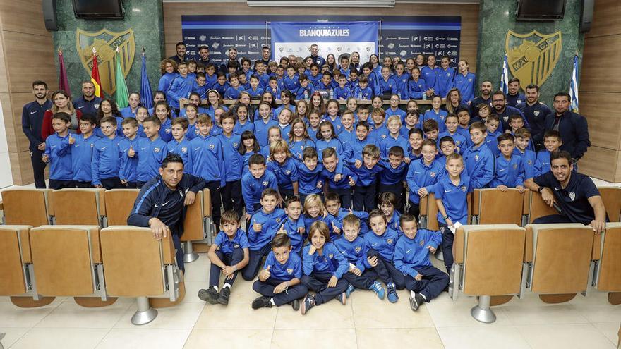 Los jugadores del Málaga CF Jack Harper e Iván Rodríguez, además de las jugadoras del Femenino Dominika y María Ruiz, junto a equipos de La Academia y miembros de la Fundación MCF.