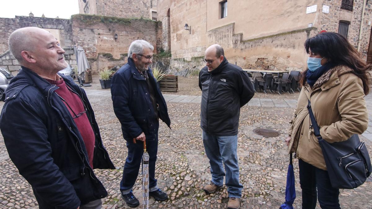 Los representantes de Unidas Podemos, entre ellos los tres concejales del grupo municipal, en la plaza de las Piñuelas, antes de que se celebrase la reunión mantenida este lunes.