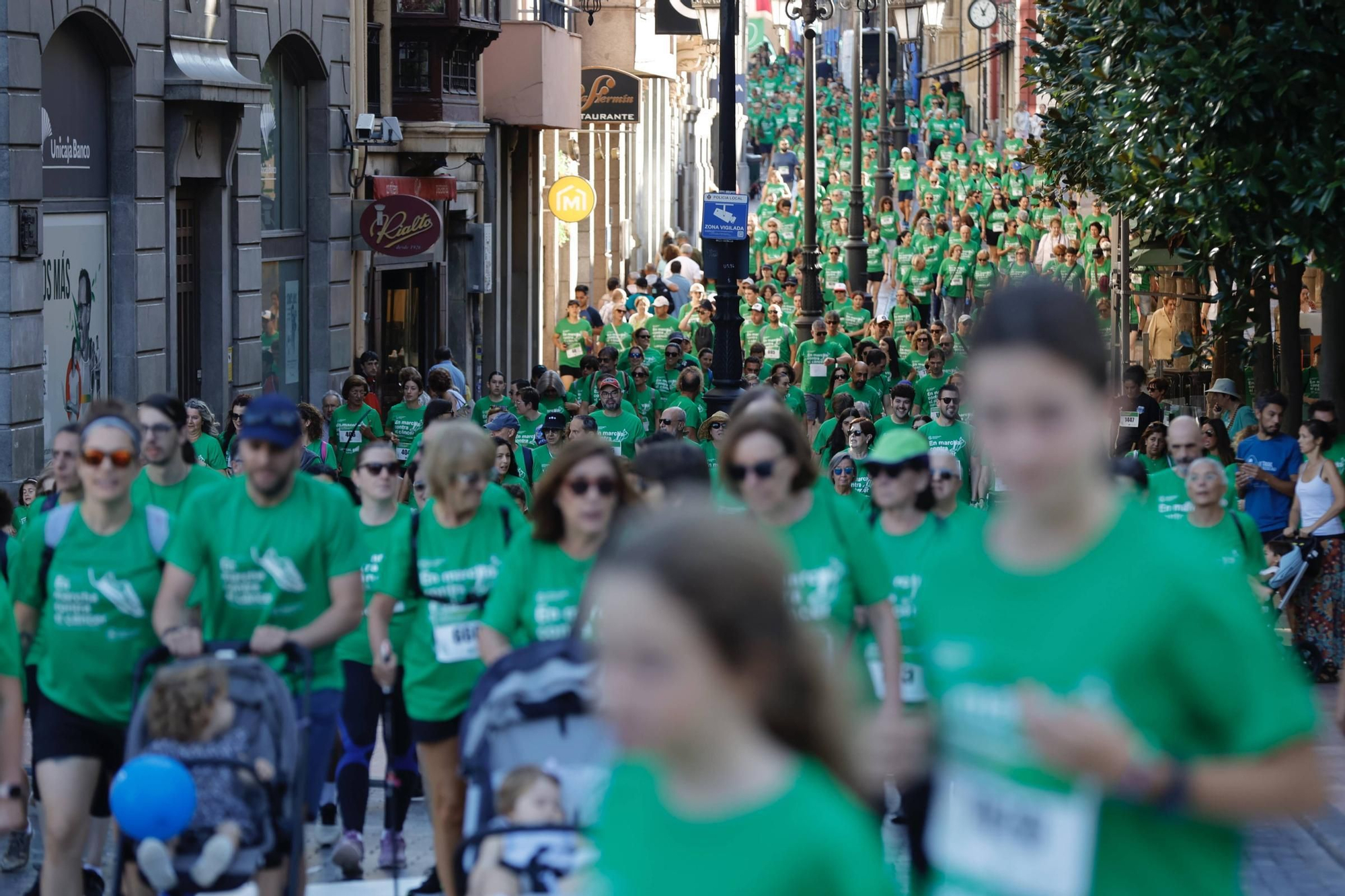 Marea verde de 1.500 corredores contra el cáncer en Oviedo