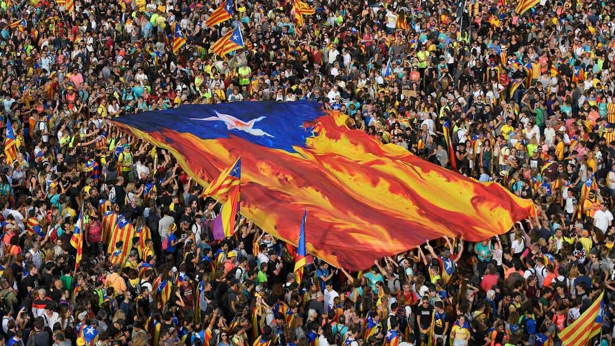 Una estelada gigante en una manifestación en Barcelona, en octubre del 2019