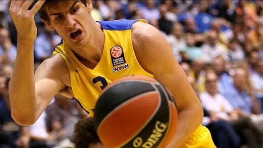 Dani Díez intenta controlar el balón ante la defensa del joven Dragan Bender.