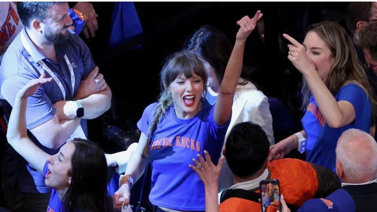 La estrella del pop Taylor Swift protagonizó la conocida 'fila de los famosos' este miércoles en el Madison Square Garden durante el cuarto partido de las Finales NBA entre los New York Knicks y San Antonio Spurs.