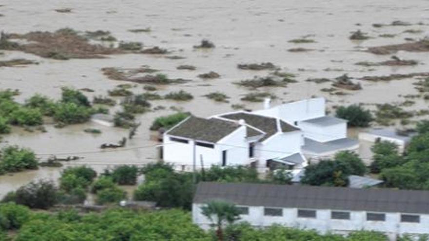 Imagen del desbordamiento del río a su paso por la zona de los Callejones de Álora.