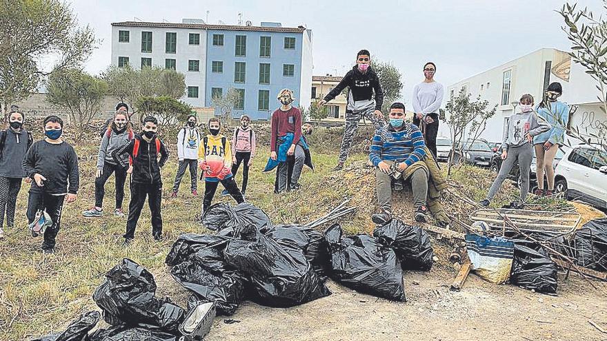 El ayuntamiento de Felanitx ha dotado de material al centro escolar Es Lledoner para realizar la limpieza en el polígono de Son Colom de forma segura.