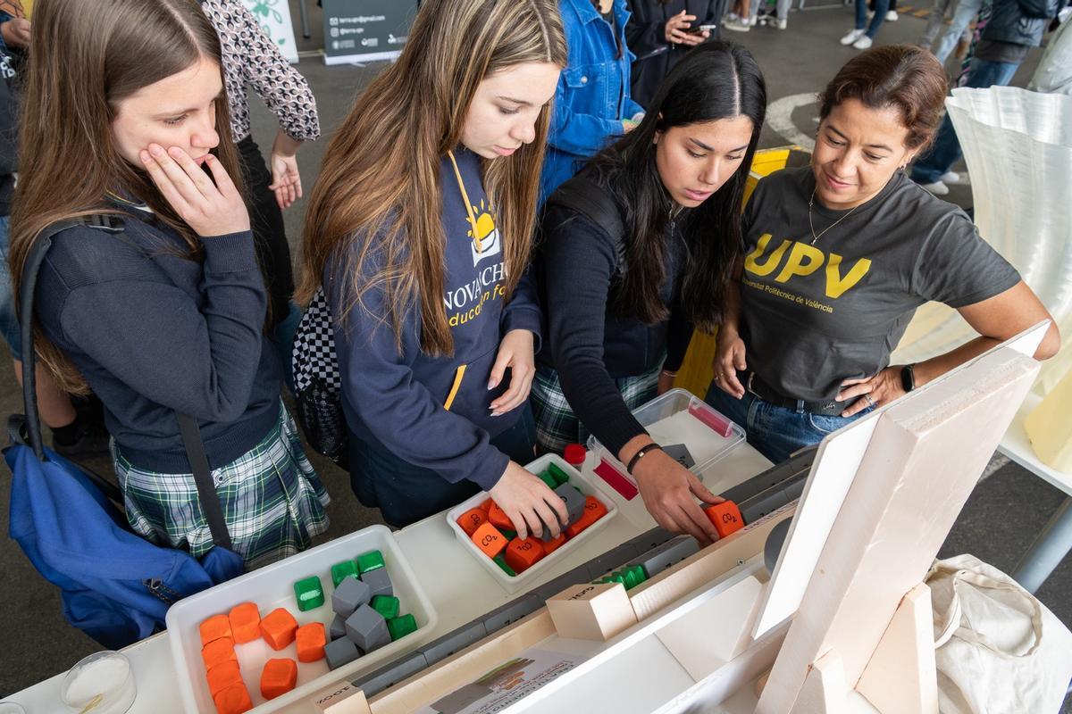 Un grup d'estudiants en uns dels projectes de la Fira dels Invents