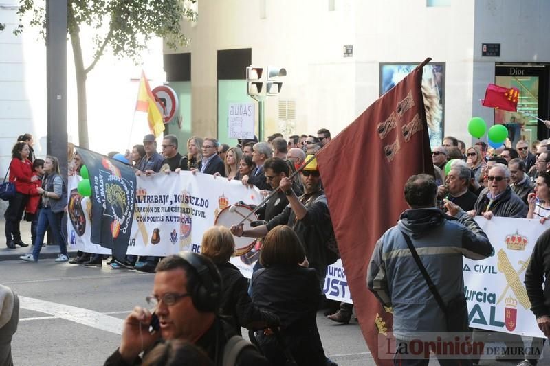 Miles de policías claman en Murcia para exigir "equiparación real" de sus salarios