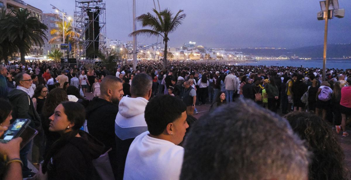 Espectáculo de drones en Las Canteras para anunciar el nuevo disco de Quevedo, 'El Baifo'