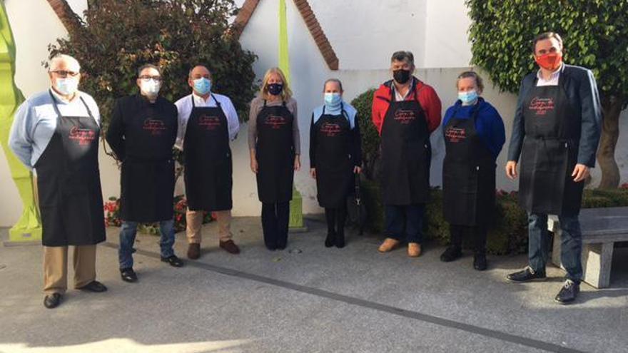 La alcaldesa, con los responsables de los restaurantes que participan en la campaña.