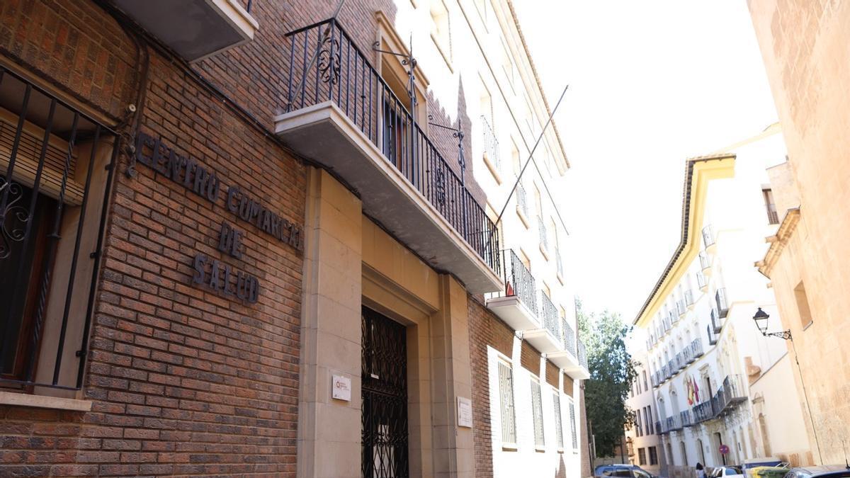 Puerta de acceso al antiguo Centro Comarcal de Salud de Lorca.