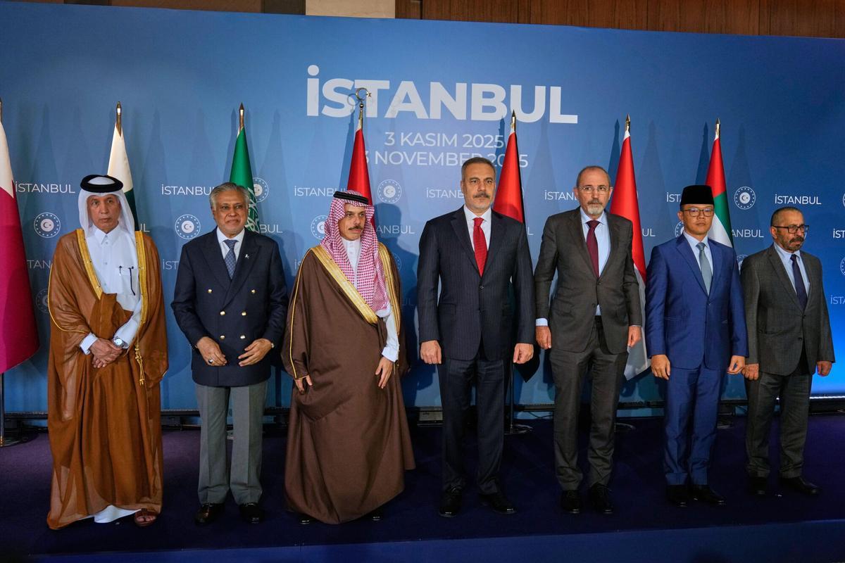 Los ministros de Exteriores de Qatar, Pakistán, Arabia Saudí, Turquía, Jordania, Indonesia y Emiratos Árabes Unidos, este lunes durante su reunión en Estambul.