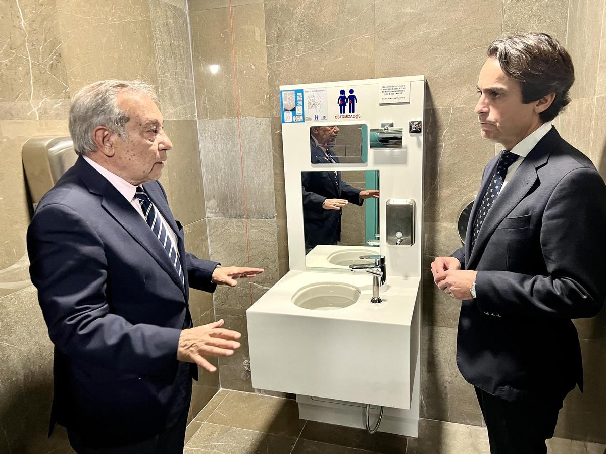 El presidente de Aocor, Antonio Bracero y el el viceconsejero de Fomento, Mario Muñoz-Atanet, en el nuevo baño ostomizado de la estación de autobuses.