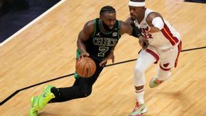 Jaylen Brown inicia una penetración a canasta defendido por  Butler