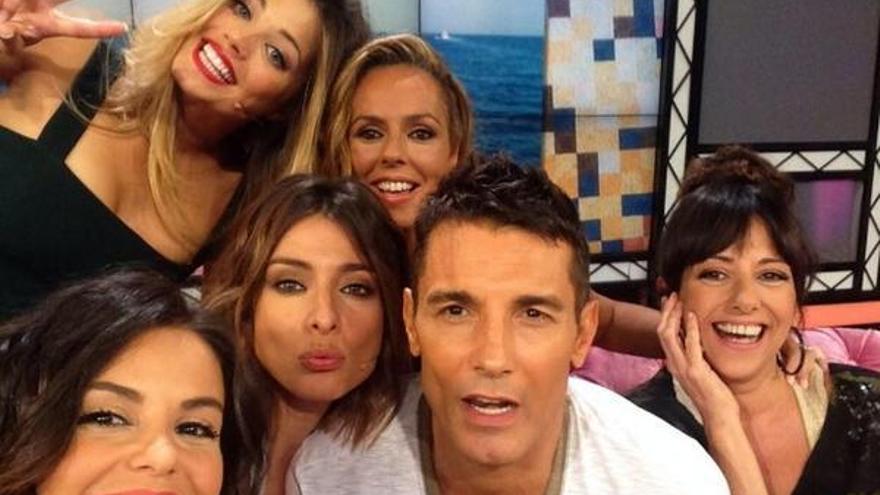 Jesús Vázquez se hizo un &#039;selfie&#039; con las presentadoras.
