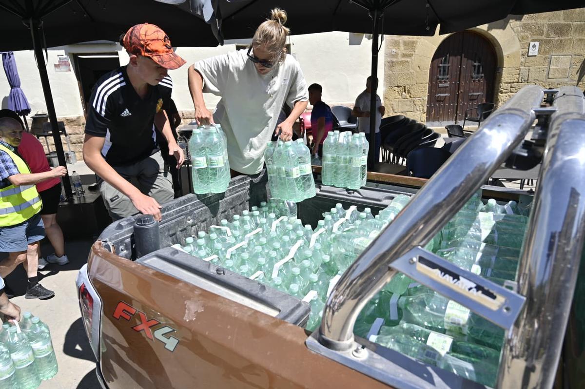 En imágenes I Acopio de agua y solidaridad entre los vecinos de Uncastillo