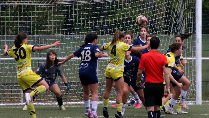 Las jugadoras del Lóstrego defienden un saque de esquina del Mos, ayer, en A Gándara. // A.O.