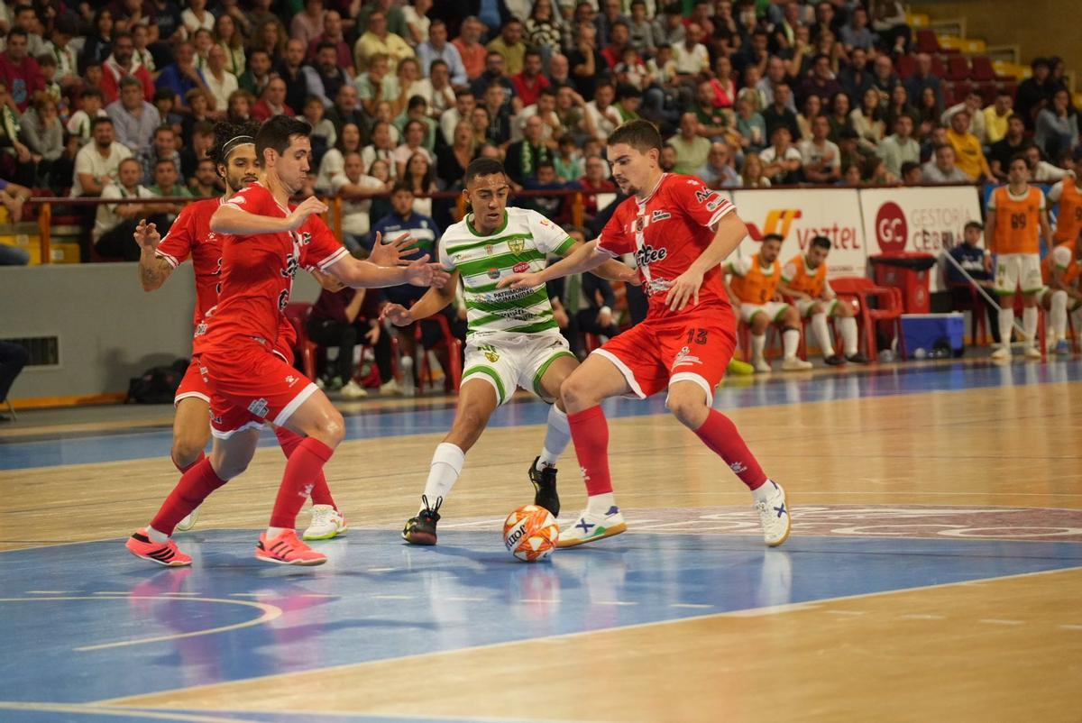 Pulinho, acosado por Bebe y Mellado en el Córdoba Futsal-Jimbee Cartagena (1-3) de la primera vuelta.