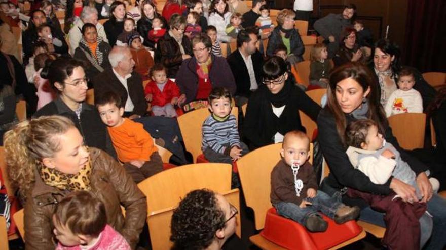 Niños y padres aguardan el inicio de la primera función del Belén.