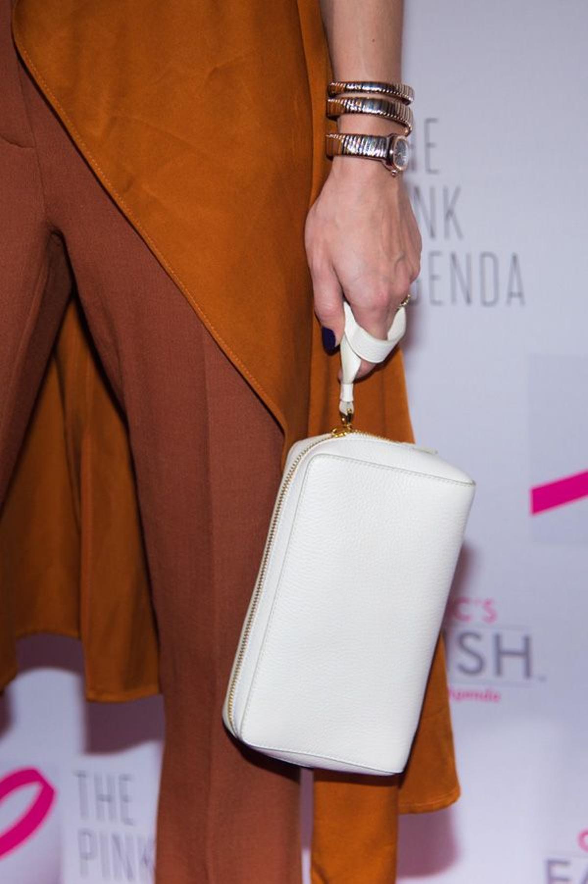 Olivia Palermo con conjunto naranja y bolso blanco