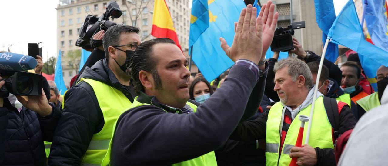 El presidente de Plataforma, Manuel Hernández, junto a camioneros asturianos durante su protesta en Madrid. | E. P.