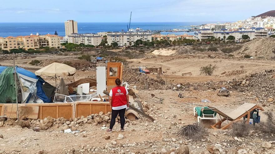 Archivo - Personal de Cáritas Diocesana de Tenerife ante una chabola en un descampado