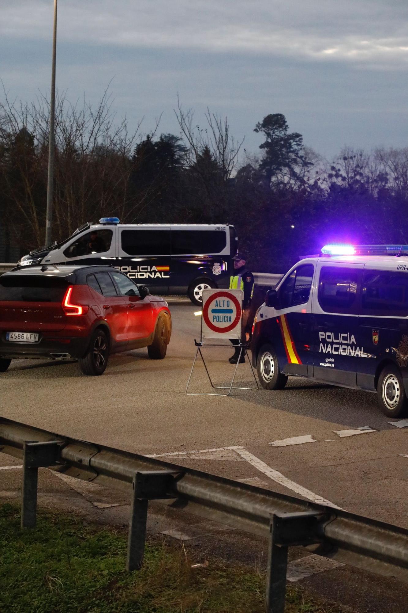 En imágenes: Control policial por la oleada de robos en Gijón