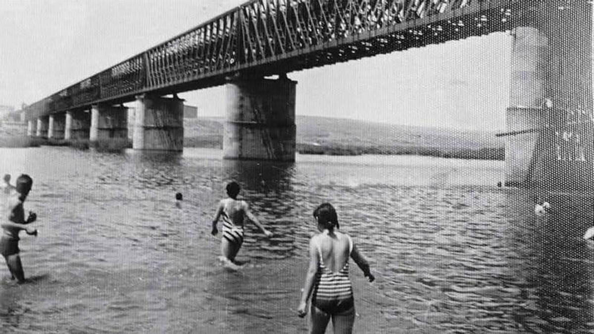 Emeritenses bañándose en el río Guadiana.