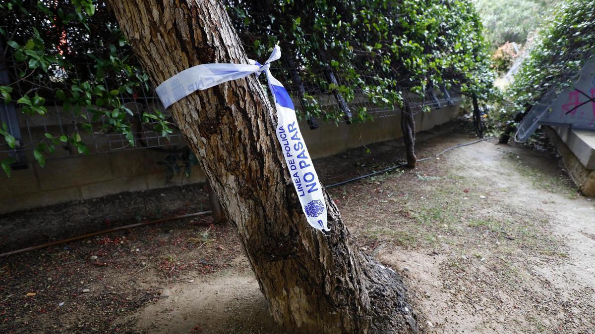 Este fue el punto exacto donde la progenitora abandonó el cadáver de su hijo, en un banco próximo al CaixaForum de la capital aragonesa.