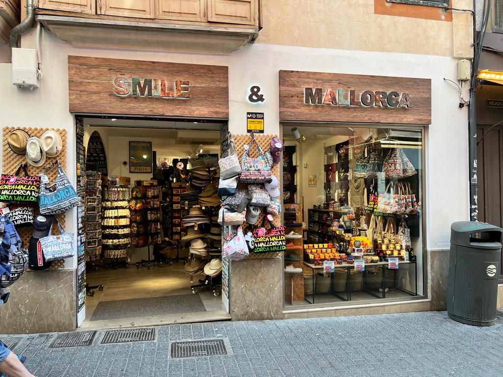 Las tiendas de 'souvenirs' invaden la calle Jaume II en Palma