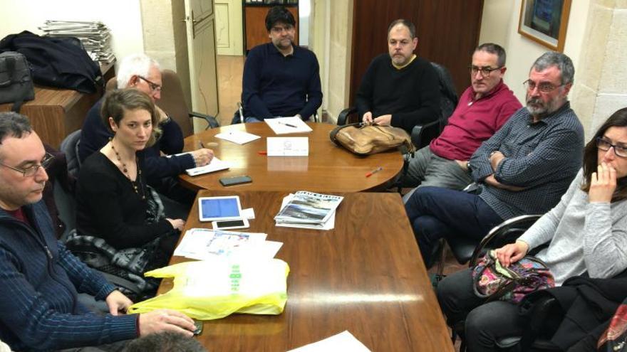 Reunión de la eurodiputada de IU Marina Albiol con representantes de los colectivos contrarios a la descarga de graneles al aire libre en el puerto de Alicante, en presencia de Miguel Ángel Pavón y Víctor Domínguez.