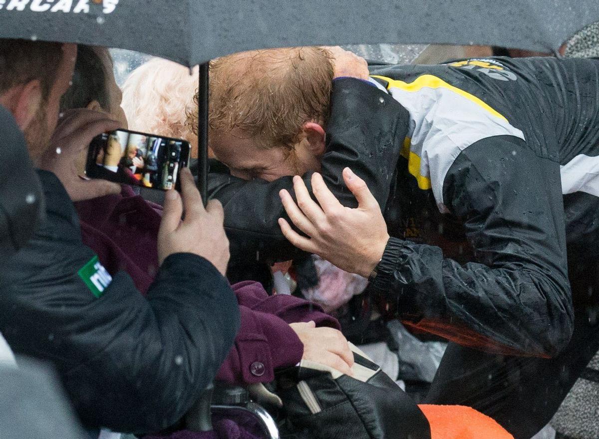 El príncipe Harry se abraza con su fan Daphne Dunne