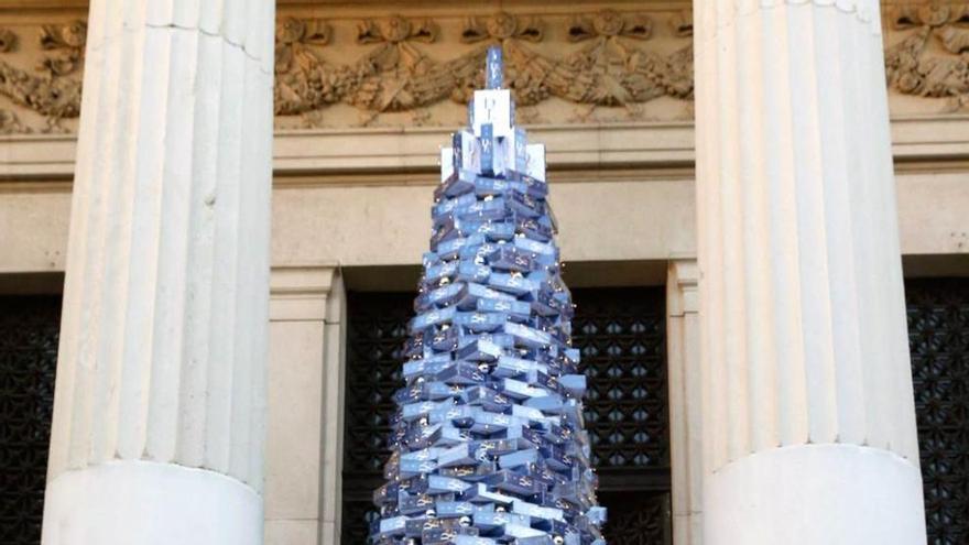 árbol navideño de la rae. Darío Villlanueva, director de la RAE, ayer, delante del árbol formado con mil ejemplares del Diccionario.