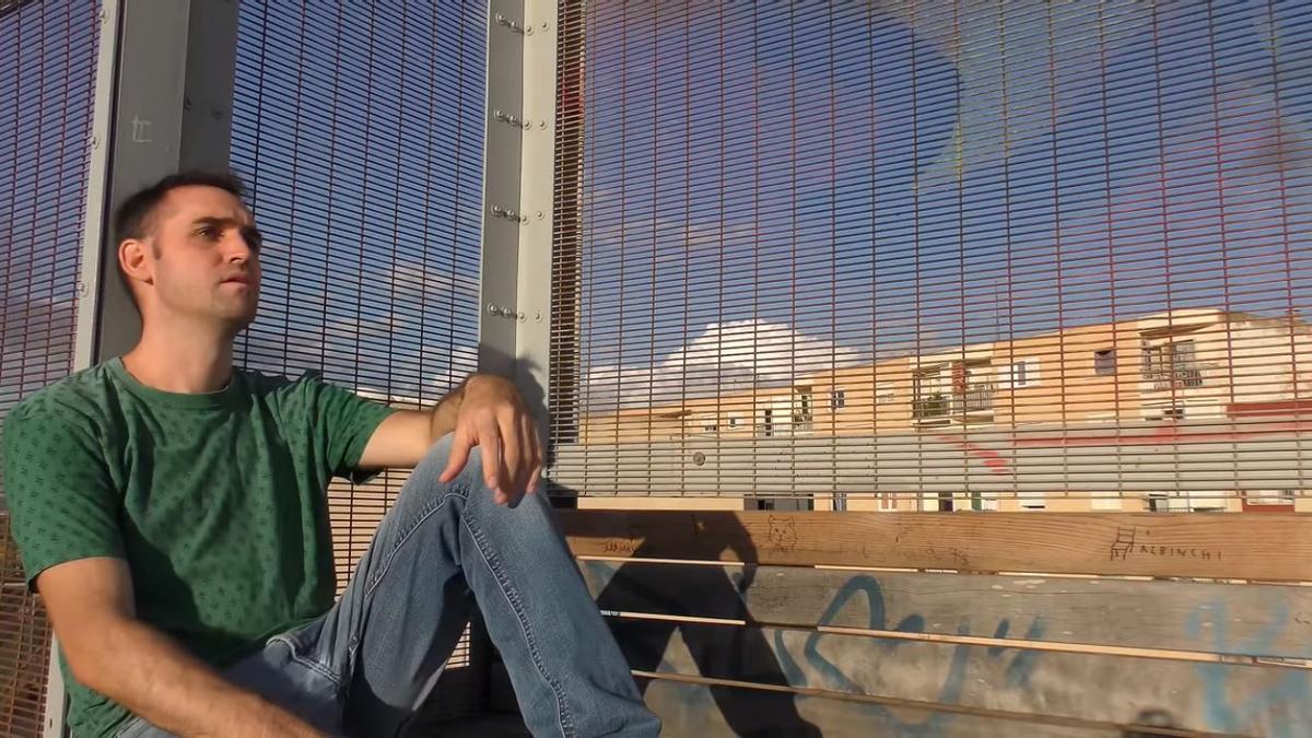 Miguel Roldán, en una imágen de un videoclip de una de sus canciones