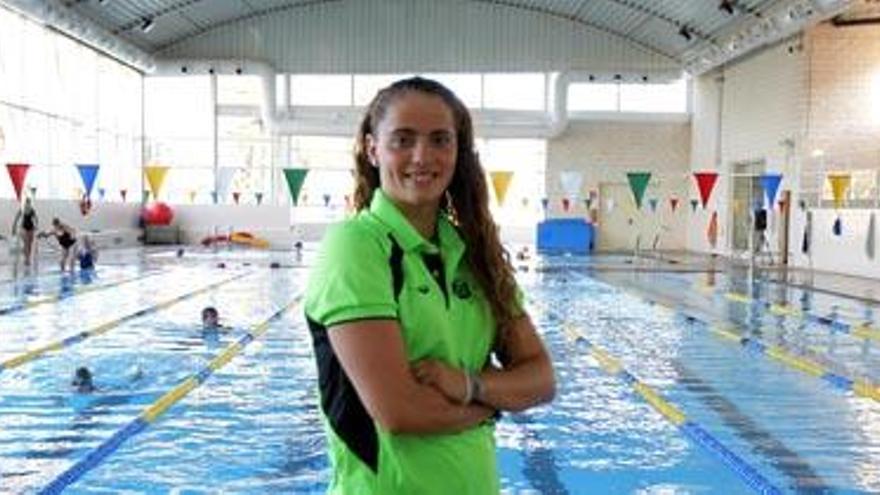 La nadadora Carolina Prada, ayer en la piscina de Picassent donde trabaja este verano de socorrista.
