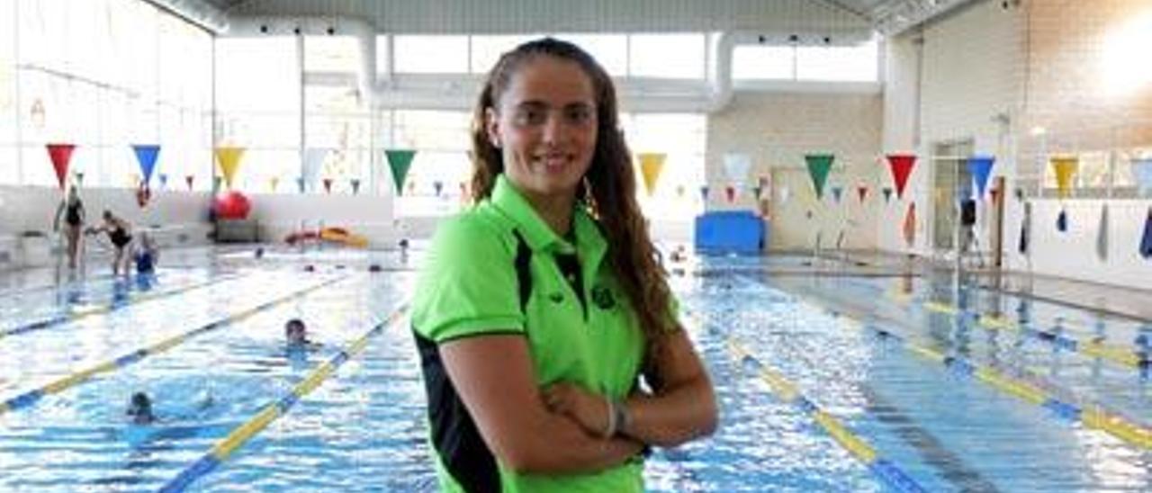 La nadadora Carolina Prada, ayer en la piscina de Picassent donde trabaja este verano de socorrista.