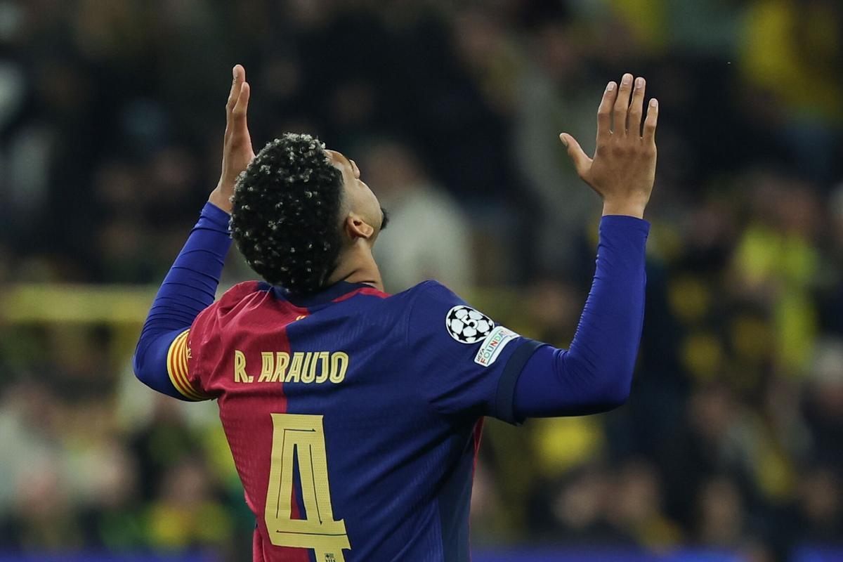 Ronald Araujo durante el partido de de vuelta de cuartos de final de la Champions