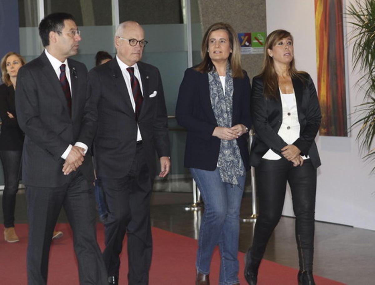 El president del F.C. Barcelona, Josep María Bartomeu, el vicepresident del club, Carles Vilarrubí, la ministra d’Ocupació i Seguretat Social, Fátima Báñez, i la presidenta del PPC, Alícia Sánchez-Camacho