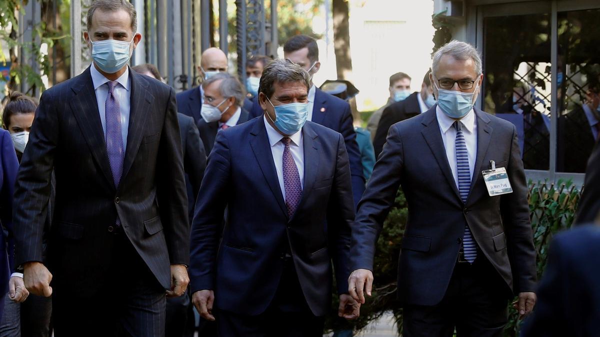 El Rey, el ministro Escrivá y el presidente del Instituto de Empresa Familiar, Marc Puig, en el último congreso de IEF.